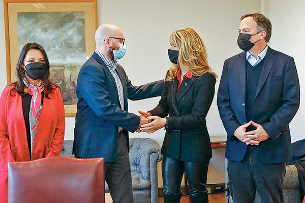 Macarena Lobos y el ministro Jackson recibieron a Rincón y Walker. Foto: Agencia Uno