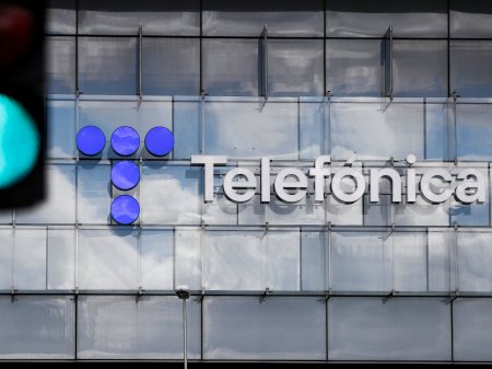 Telefónica cerca de vender a fondo KKR participación mayoritaria de su fibra óptica en Perú