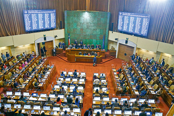 Ministerio del Trabajo respaldará proyecto de gratificaciones y otras ocho mociones parlamentarias