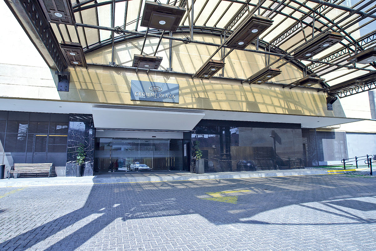 <p>El Crowne Plaza se levanta tras el impacto de la pandemia y el estallido social</p>