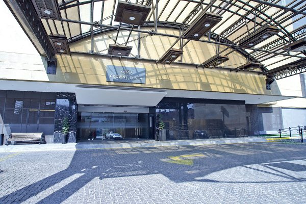 El Crowne Plaza se levanta tras el impacto de la pandemia y el estallido social