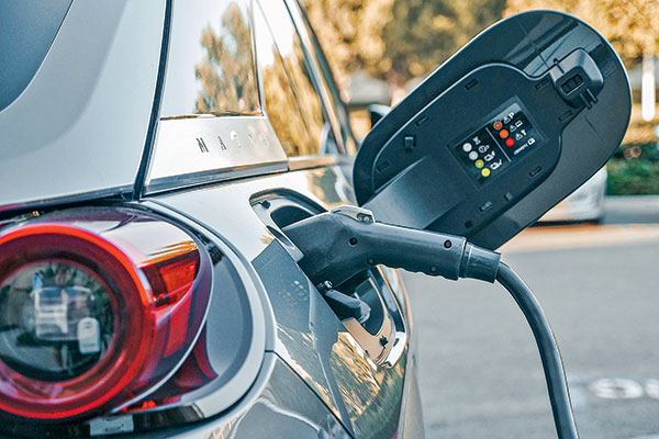 EEUU restringe ingreso de insumos críticos para autos eléctricos y abre oportunidades al litio de Chile