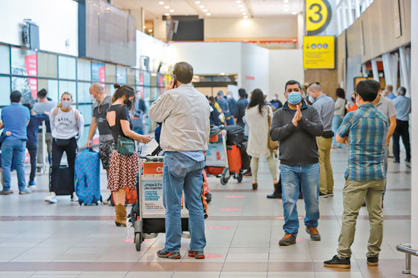 Gremio mundial de aerolíneas descartó que Chile alcance meta de ingreso de 2 millones de turistas a diciembre