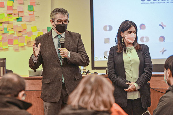 El ministro de Hacienda, Mario Marcel, junto a la subsecretaria del área, Claudia Sanhueza.