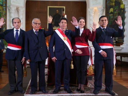 Presidente de Perú rearma otra vez gabinete mientras crecen investigaciones por presunta corrupción
