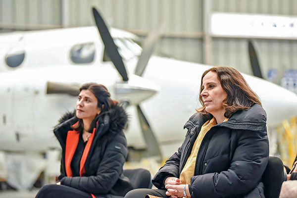 Canciller Urrejola y directora general (s) de ProChile, Paulina Valderrama, visitaron la empresa Aerovías DAP este miércoles en Punta Arenas.