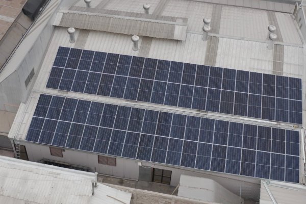 La planta cuenta con 90 paneles solares en su techo.