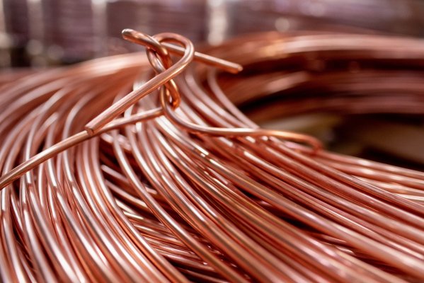 Cobre se desploma casi 5% en la Bolsa de Metales de Londres por temores sobre crecimiento