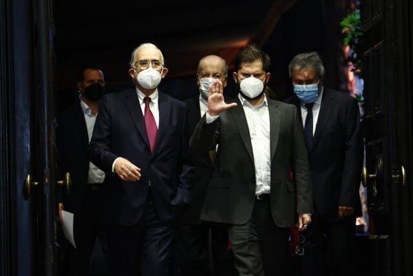 <p>Tensa noche minera: Boric recibe pifias en cena de Sonami cuando emplaza a repartir utilidades y pone a Tierra Amarilla como ejemplo</p>