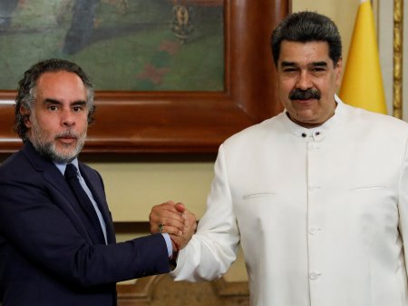 El nuevo presidente de izquierda de Colombia intenta tender puentes con Venezuela