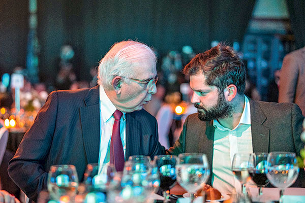 <p>Diego Hernández, en su última noche como presidente de Sonami, junto al Presidente de la República, Gabriel Boric. Foto: Presidencia</p>