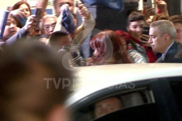 Vicepresidenta argentina Cristina Fernández se salva en atentado porque arma de atacante no se dispara