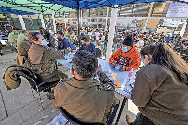 Largas filas para excusarse en las Comisarías de todo el país
