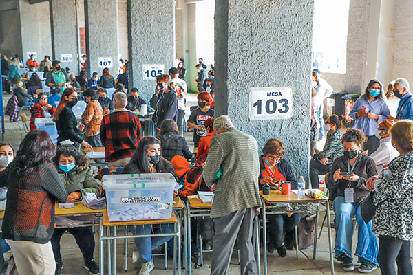 El Rechazo se impuso en todas las regiones y la participación sorprendió con 13 millones de votantes