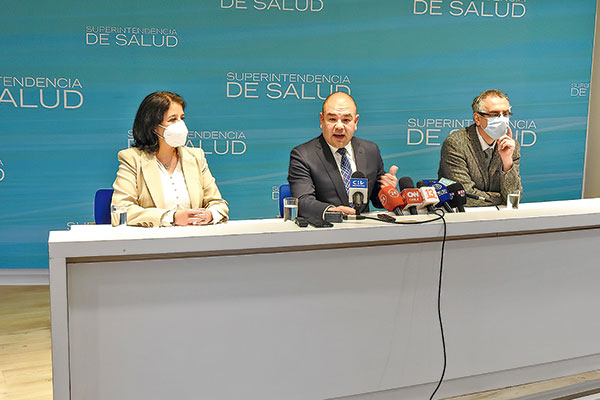 El superintendente de Salud Víctor Torres (al centro) dió a conocer el nuevo proceso para la industria aseguradora.