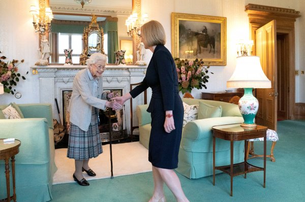 Liz Truss asume como nueva primera ministra británica y promete sacar al Reino Unido de la "tormenta"
