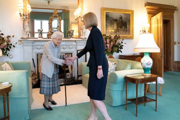 Truss recibió el encargo de formar gobierno por parte de la reina Isabel II en el castillo escocés de Balmoral. (Foto: Reuters)