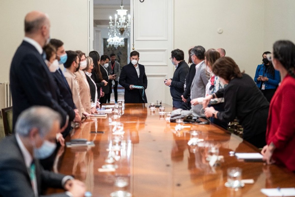 <p>Gobierno se compromete con partidos a entregar el protagonismo al Congreso para definir el proceso constituyente</p>