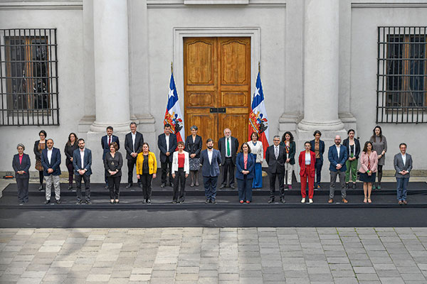 Claves del cambio de gabinete que terminó con el diseño original de Boric y dejó la política y la economía en manos de la centroizquierda