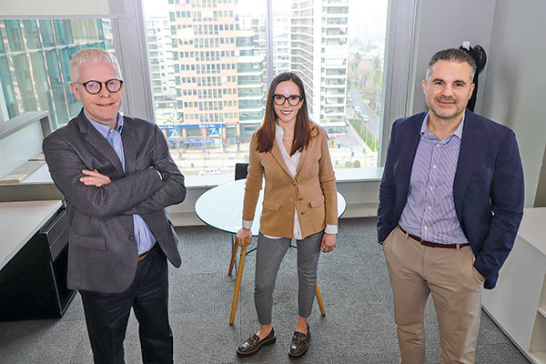 Christian Goldberger, director ejecutivo de Newmark Chile; María Valdéz, encargada del desarrollo de Servicios Corporativos Globales en América Latina; y Nevardo Argüello, director ejecutivo de Servicios Corporativos Globales en Latinoamérica. Foto: Julio Castro