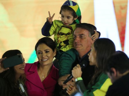 Jair Bolsonaro despliega a su esposa evangélica en la polarizada carrera presidencial de Brasil