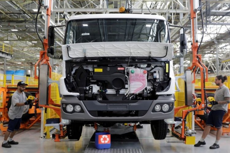 <p>Mercedes-Benz despedirá a 3.600 trabajadores en Brasil por presiones de costos en la industria</p>