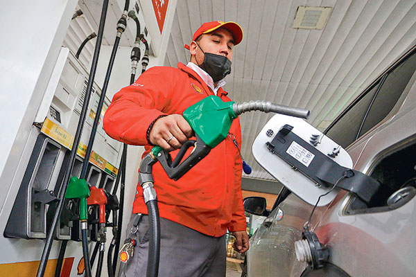 <p>Tras un año de alzas, los precios de las gasolinas caerán desde este jueves</p>
