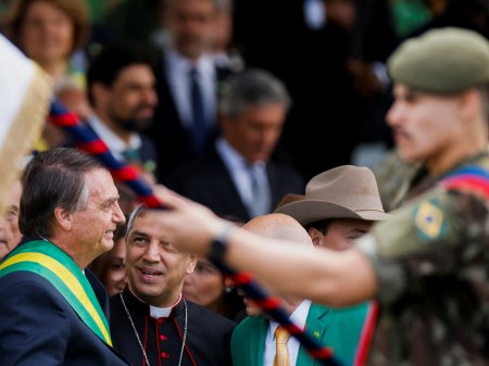 Bolsonaro lidera mítin político para mostrar su fuerza militar en el bicentenario de Brasil