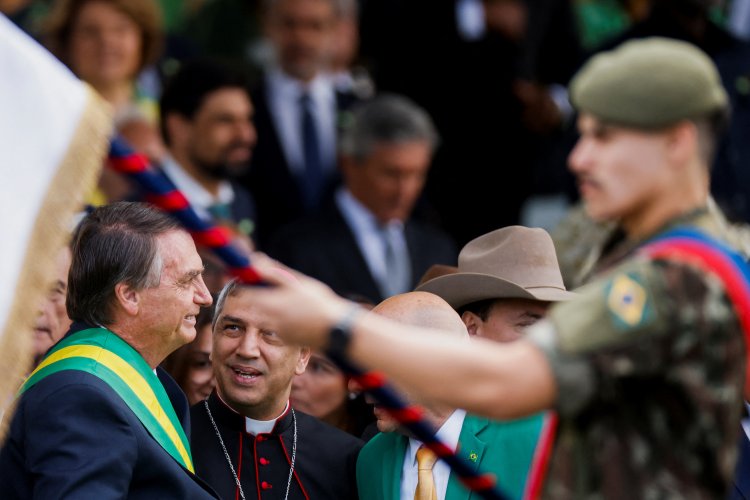 Bolsonaro lidera mítin político para mostrar su fuerza militar en el bicentenario de Brasil