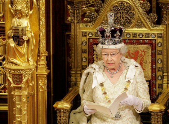 La reina Isabel II fallece a los 96 años de edad.