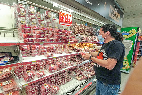 El impacto de alta inflación: gasto de hogares en carne sube, pero cantidad baja