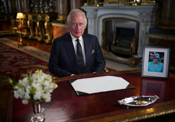 El rey Carlos III promete servir con "lealtad, respeto y amor" en su primer mensaje tras la muerte de su madre