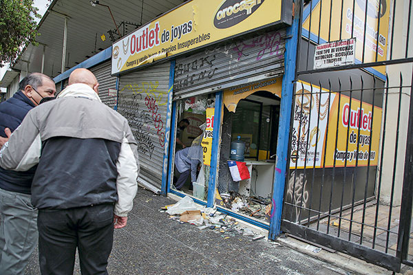 Nueva ola de violencia golpea el centro de Santiago y 800 negocios han emigrado desde 2019