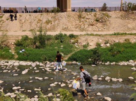 Represión y pobreza desencadenan migración récord en las Américas