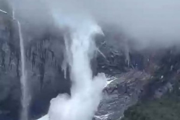 El ventisquero colgante a unos 200 metros de altura es la mayor atracción del parque en el lado chileno de la Patagonia.