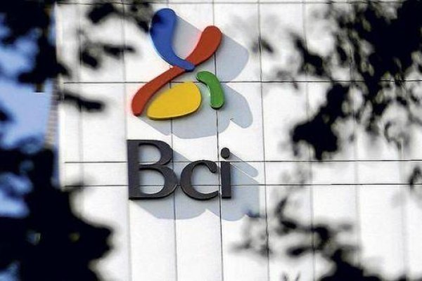 Bci anuncia que aumenta sueldo mínimo a $ 900 mil y entrega bono por hasta $ 3,2 millones a sus trabajadores