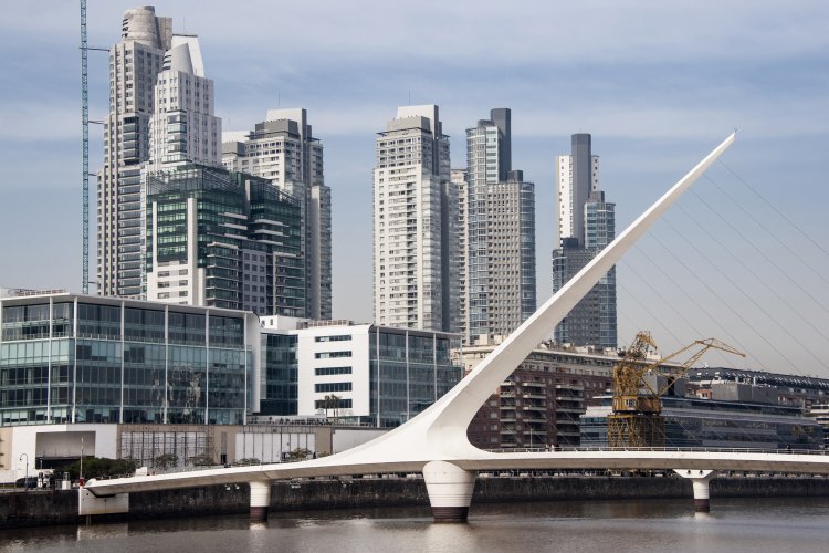 Inflación en Argentina acumula un alza de 79% anual