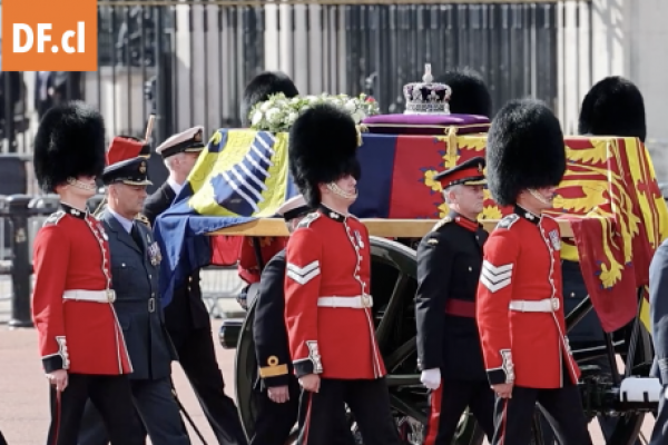<p>Ahora en DF | Fila para acceder a la capilla ardiente de Isabel II se alarga ya siete kilómetros</p>
