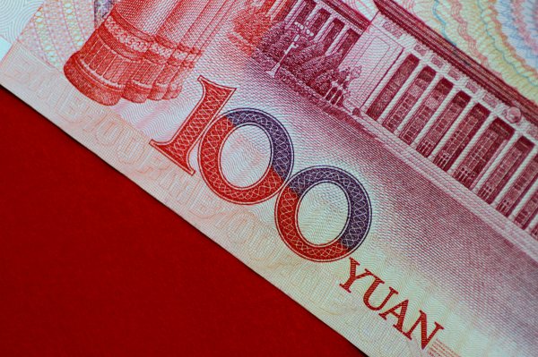 El yuan chino rompe la marca de las siete unidades por dólar y termina en mínimos en más de 2 años