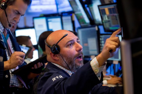 Wall Street cierra con optimismo a la espera de alza de tasas de la Fed