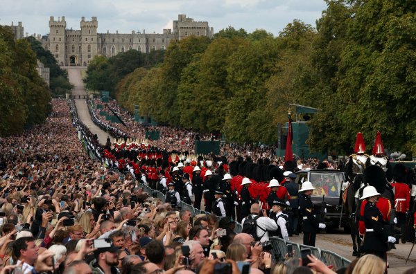 El féretro de la reina Isabel II llega al castillo de Windsor, su última morada