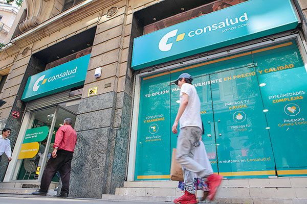 Banmédica y Consalud informaron alzas de planes a sus afiliados con distintas estrategias