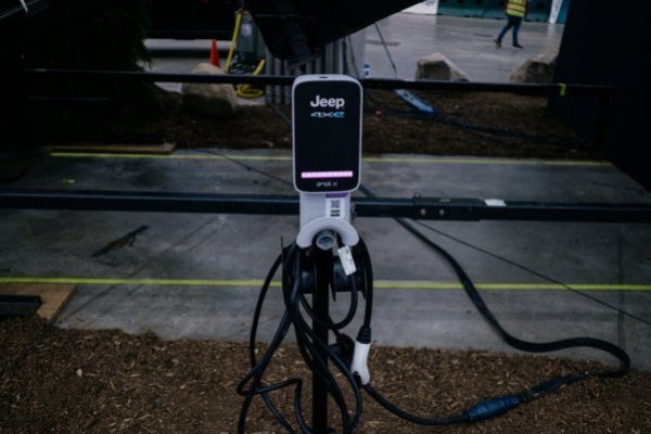 El mapa mundial en cargadores de autos eléctricos: Tesla arrasa en bajos costos
