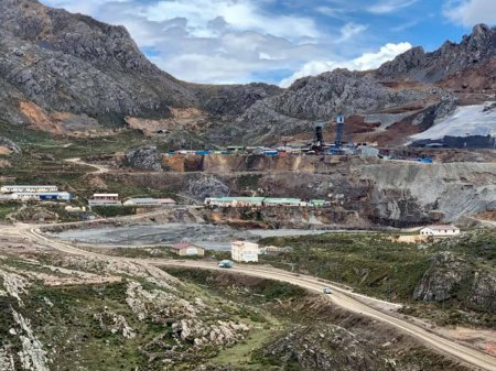 Minera canadiense suspende producción en Perú por bloqueo de carretera a manos de comunidad campesina