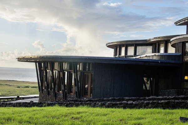 <p>Cadena de lujo Explora reabre su lodge en Isla de Pascua después de más de 2 años cerrado por la pandemia</p>