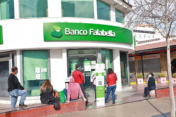 Banco Falabella reporta caída de sus sistemas y Sernac anuncia diligencias