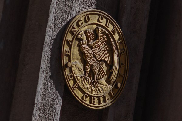 <p>Pese a tipo de cambio en $ 990, mercado respalda decisión del BC de no extender intervención</p>