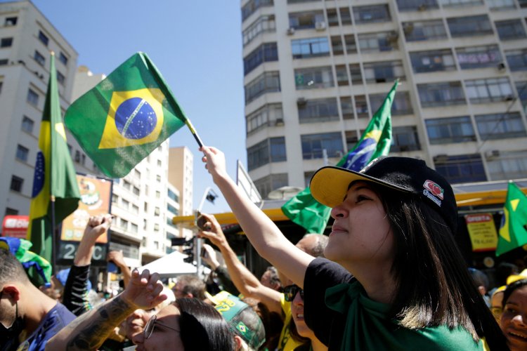 <p>Partidarios de Bolsonaro rechazan las malas noticias de las encuestas electorales de Brasil</p>