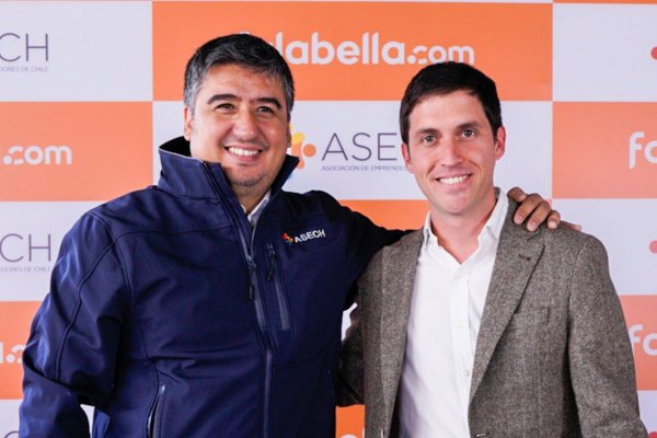 <p>Marcos Rivas (presidente de Asech) y Pablo San Martín (country manager de Falabella.com en Chile)</p>