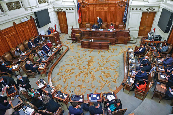 Panel UC: más del 80% de los expertos se inclina por una Constitución minimalista